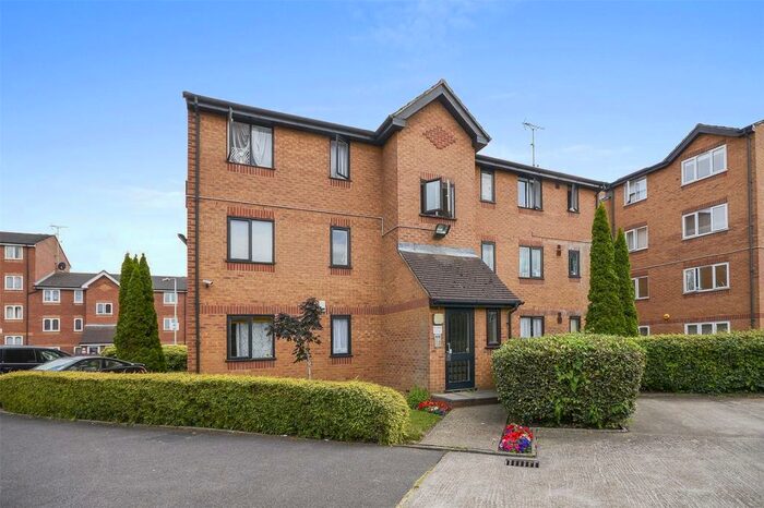 Flat To Rent In Armoury Road, London, SE8