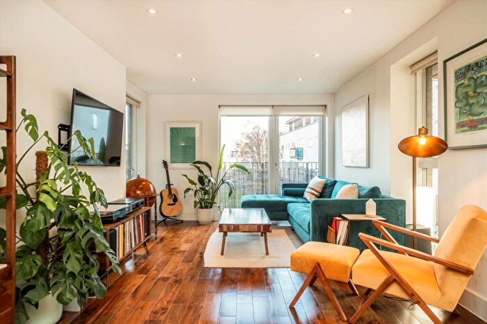 2 Bedroom Flat For Sale In De Beauvoir Crescent, De Beauvoir, N1