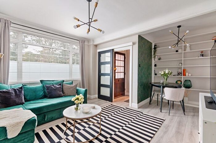 2 Bedroom Maisonette For Sale In Balham High Road, London, SW17