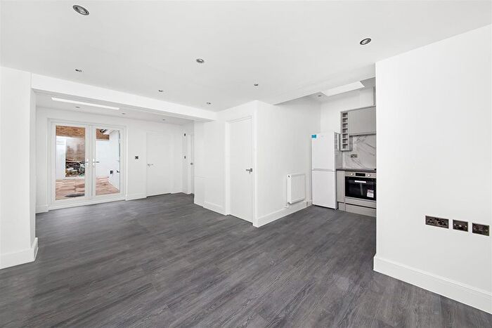2 Bedroom Flat To Rent In A Burnt Ash Hill, Lee, London, SE12