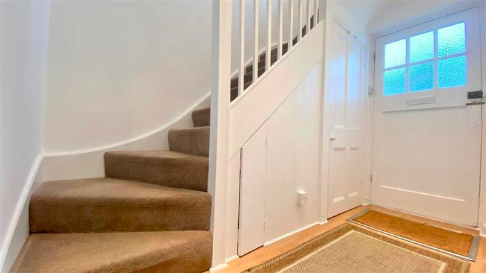 2 Bedroom Flat To Rent In Wordsworth Walk, London, NW11