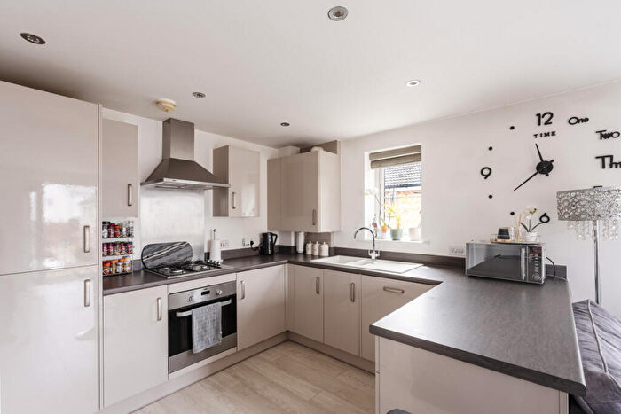 2 Bedroom Flat For Sale In Warwick Crescent, Basildon, SS15