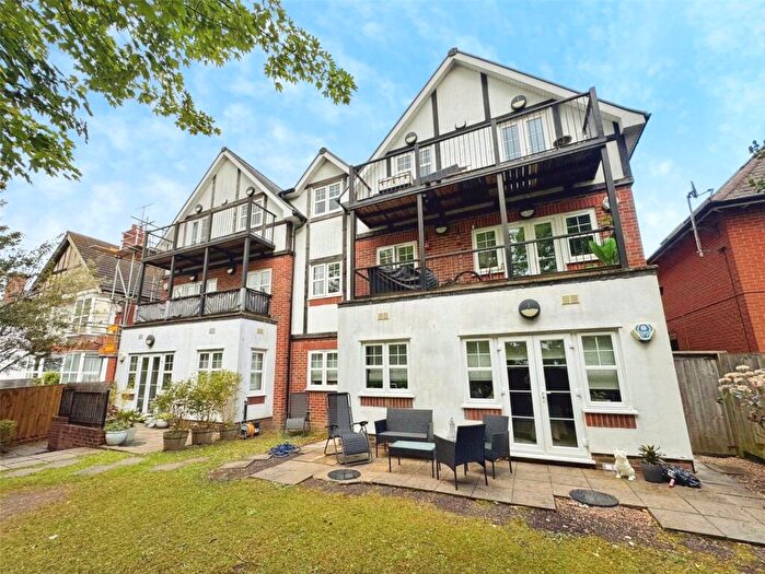 2 Bedroom Apartment For Sale In West Wycombe Road, High Wycombe, Buckinghamshire, HP12