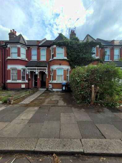 5 Bedroom House To Rent In Elmdale Road, Palmers Green, N13