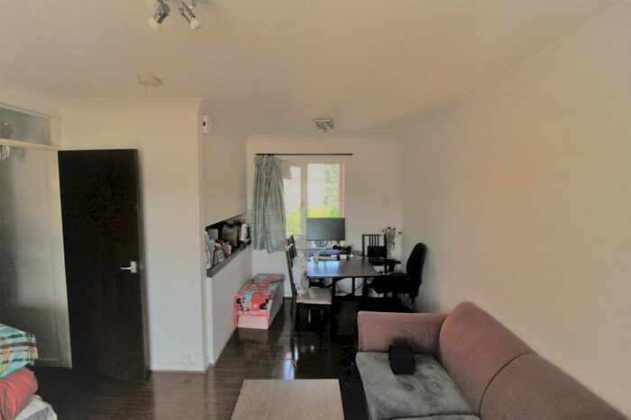 1 Bedroom Flat To Rent In William Court, Hows Road, Uxbridge, UB8