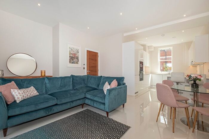 2 Bedroom Flat To Rent In Merton Road, London, SW19
