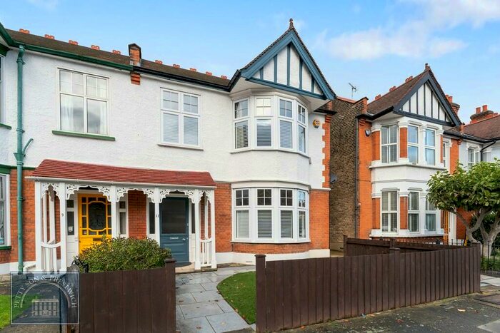 4 Bedroom Semi-Detached House To Rent In Hereford Road, Wanstead, E11
