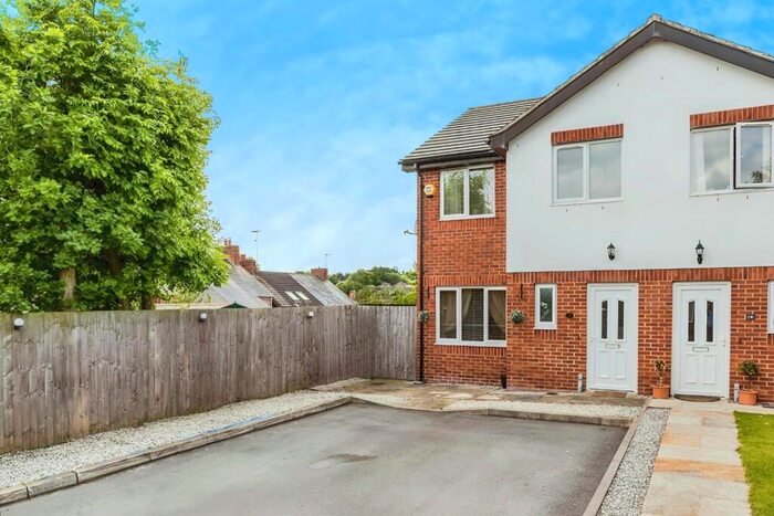 3 Bedroom Semi-Detached House To Rent In Highbury Grove, Chesterfield, Derbyshire, S41