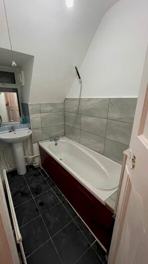 4 Bedroom Flat To Rent In Deansbrook Road, Edgware, HA8