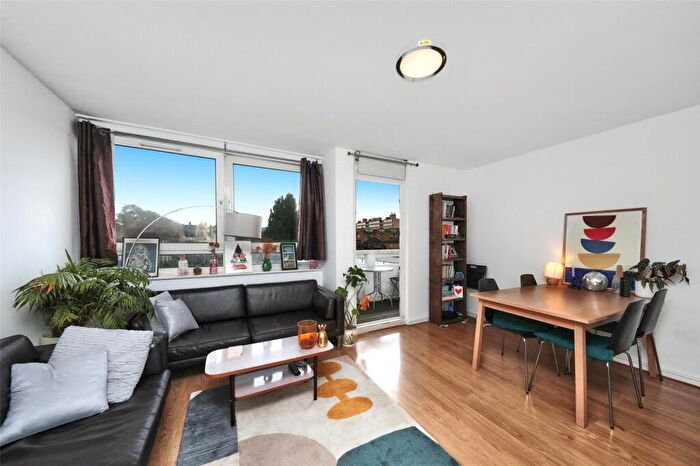 3 Bedroom Apartment To Rent In Orwell Court, Pownall Road, London, E8