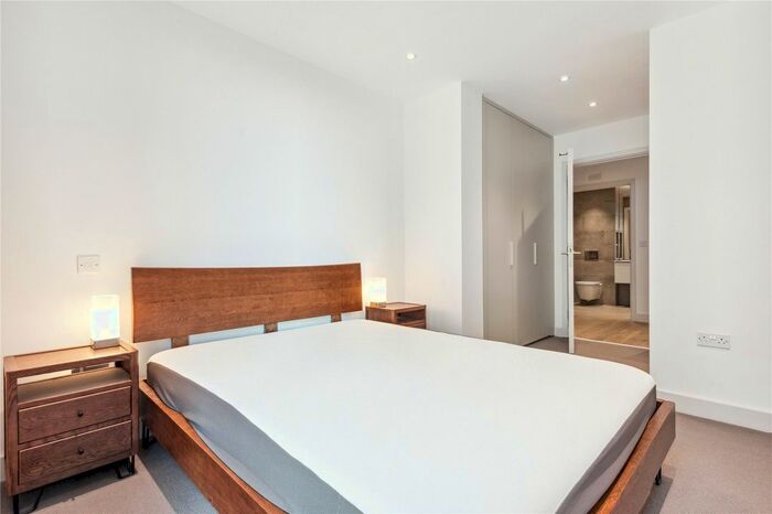 2 Bedroom Flat To Rent In Balham High Road, London, SW17