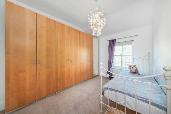 1 Bedroom Flat To Rent In Johnston Terrace, Cricklewood, London, NW2