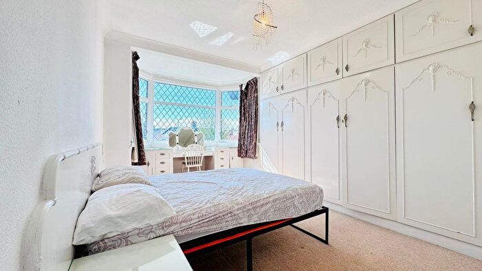 4 Bedroom End Of Terrace House To Rent In Queenborough Gardens, Ilford, IG2