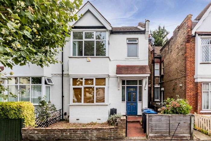 2 Bedroom Flat To Rent In Southdown Road, London, SW20