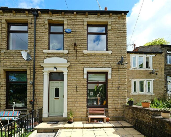 2 Bedroom Terraced House For Sale In Almondbury Bank, Huddersfield, HD5