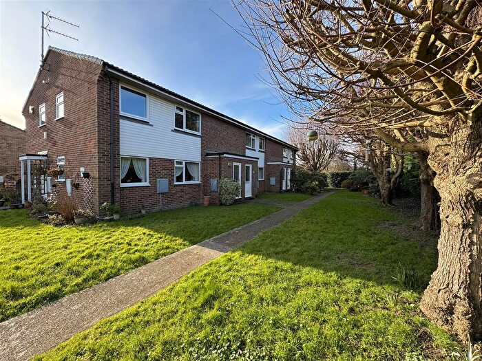 2 Bedroom Flat For Sale In Downscroft, Upper Beeding, Steyning, BN44