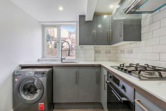 2 Bedroom Flat To Rent In Hoyle Road, London, SW17