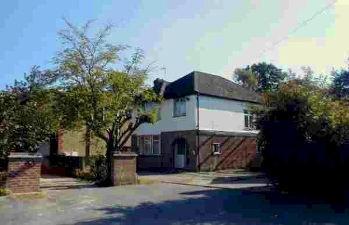 3 Bedroom Detached House To Rent In Radnor Way, Langley SL3