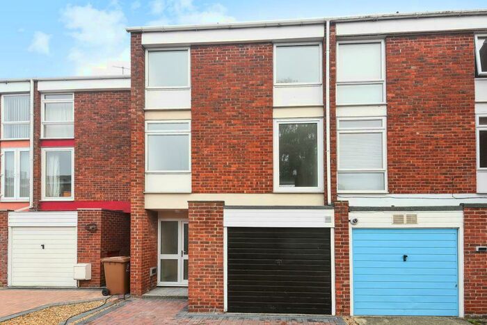 4 Bedroom Semi-Detached House To Rent In Harefields, North Oxford, OX2