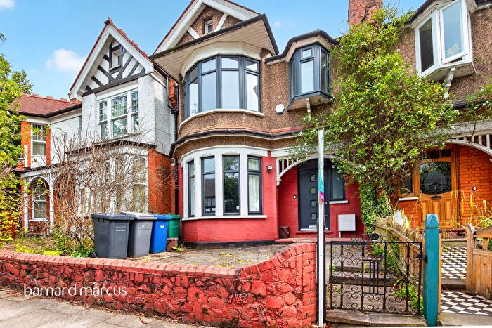 4 Bedroom End Of Terrace House For Sale In Nether Street, London, N12