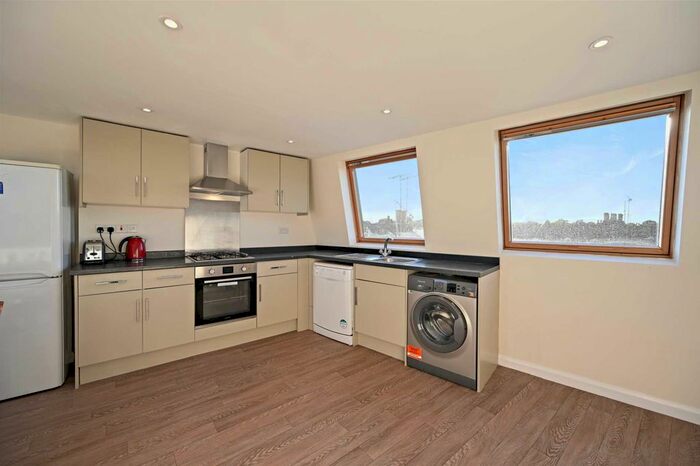 2 Bedroom Flat To Rent In Townmead Road, Fulham, London, SW6