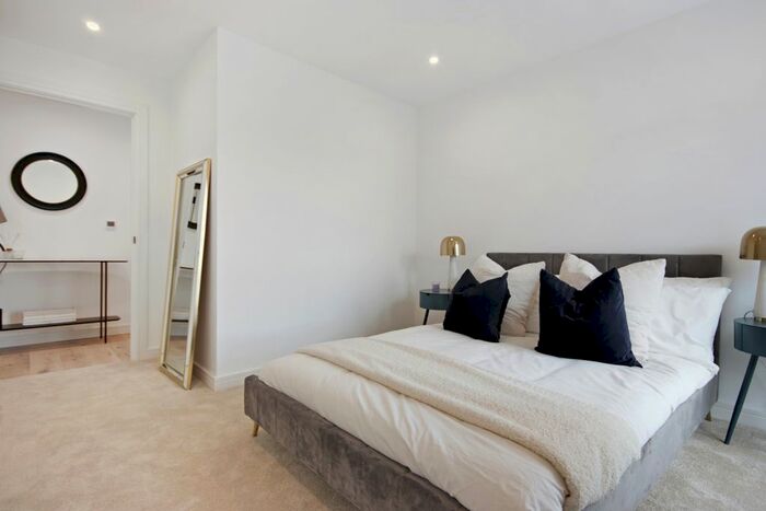 2 Bedroom Flat For Sale In Fairfield Road, Brentwood, CM14