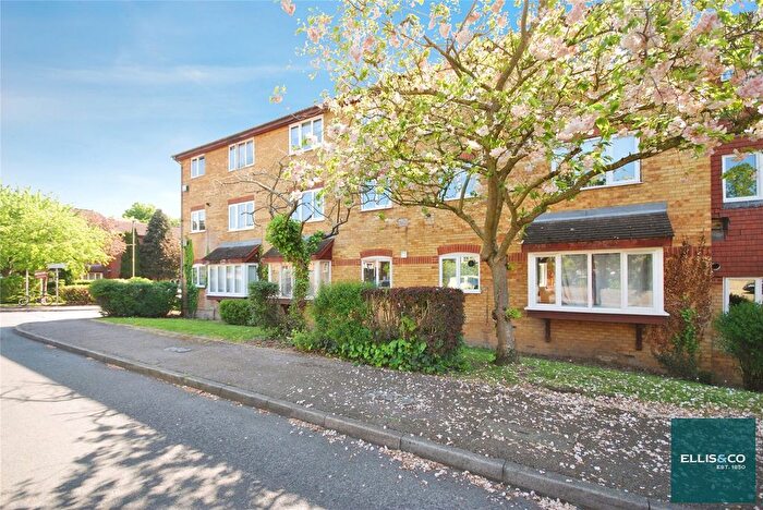 2 Bedroom Flat For Sale In Greenway Close, Friern Barnet, N11