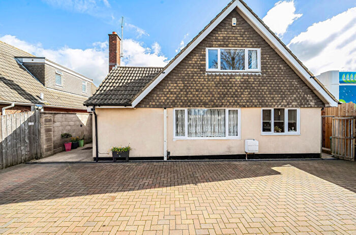 4 Bedroom Detached House For Sale In Cricklade Road, Swindon, SN2