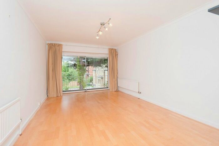 2 Bedroom Flat To Rent In Listergate, Upper Richmond Road, Putney, SW15