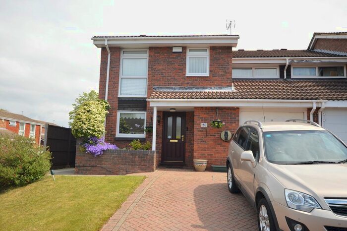5 Bedroom End Of Terrace House To Rent In Hillcrest Close, Epsom, Surrey., KT18