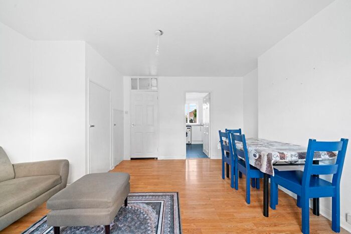 2 Bedroom Flat To Rent In John Kennedy Court, Newington Green Road, N1