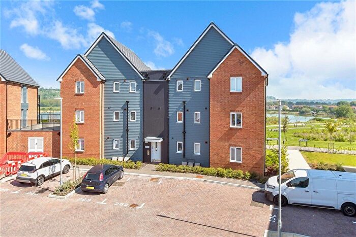 2 Bedroom Flat For Sale In Dearman Crescent, Hythe, Kent, CT21
