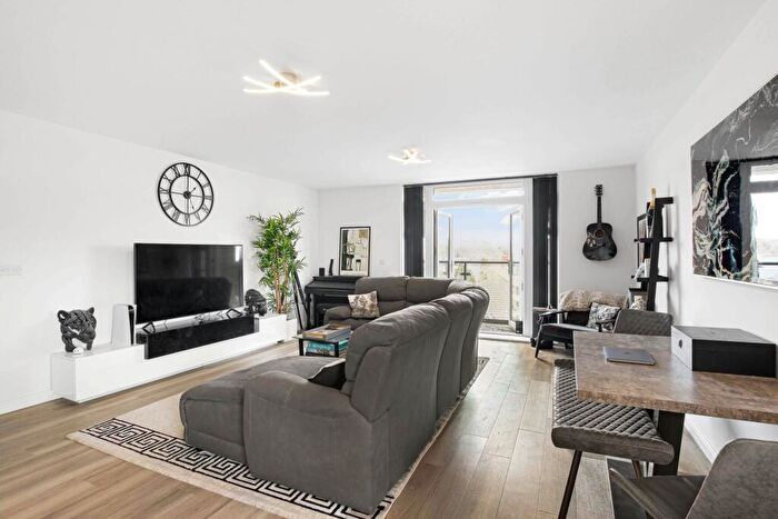 2 Bedroom Apartment For Sale In Sterling Square, Bracknell, RG12