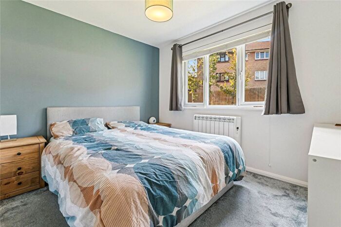 2 Bedroom Flat For Sale In Crowthorne Close, London, SW18