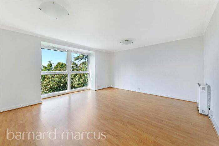 2 Bedroom Flat For Sale In Beulah Hill, London, SE19