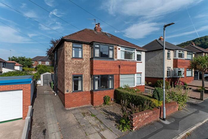 3 Bedroom Semi-Detached House For Sale In Inglewood Drive, Otley, LS21