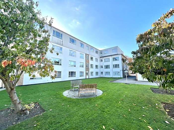 2 Bedroom Flat To Rent In Southbourne Grove, Westcliff-On-Sea, SS0