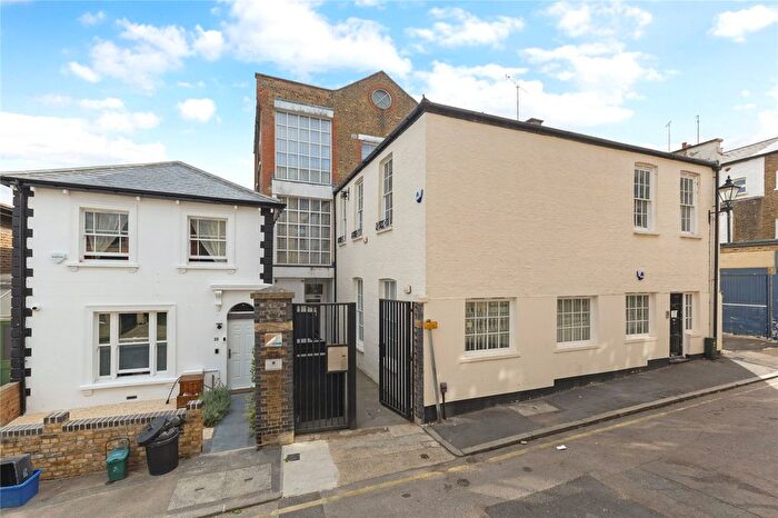 2 Bedroom Flat For Sale In Dunstable Road, Richmond, TW9