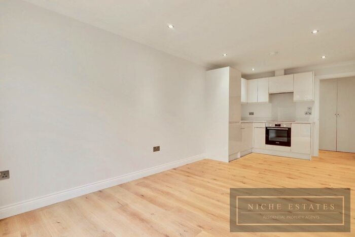 1 Bedroom Apartment To Rent In Hendon Lane, Finchley Central, London, N3