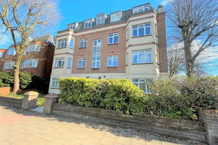 3 Bedroom Flat To Rent In Towers Court, Ballards Lane, London N3