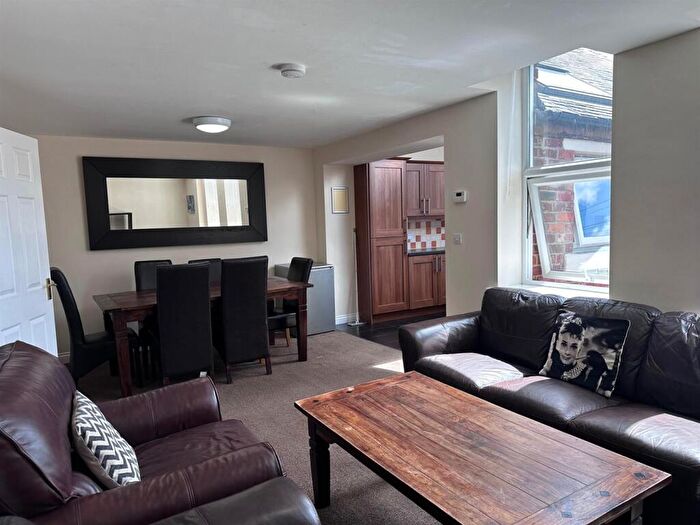 6 Bedroom Flat To Rent In Lavender Gardens, West Jesmond, Newcastle Upon Tyne, NE2