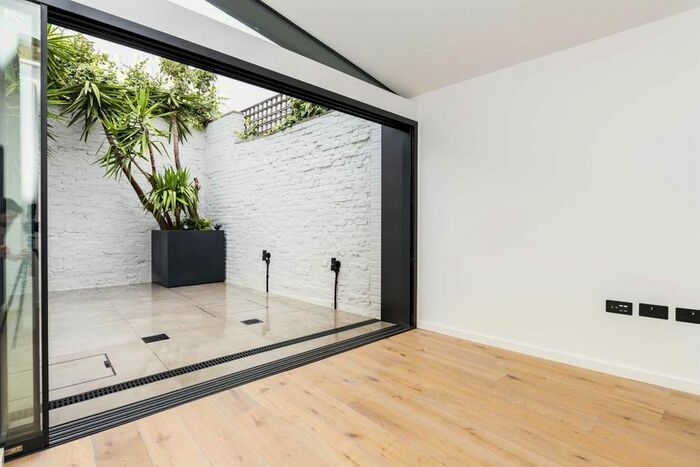 3 Bedroom Flat To Rent In Wick Road, London, E9