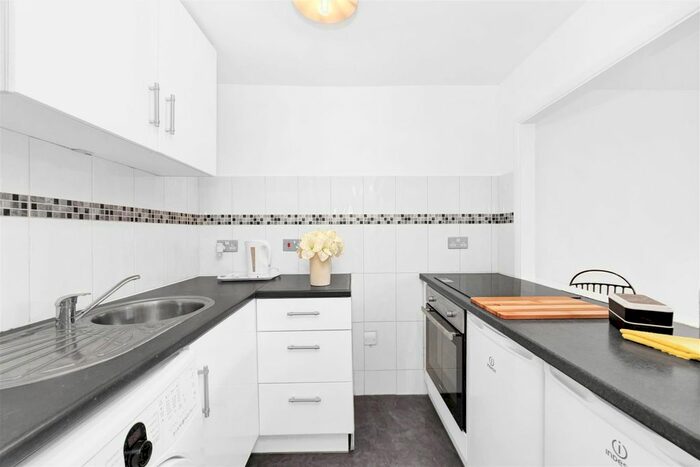 1 Bedroom Flat To Rent In Abingdon Close, London, SE1