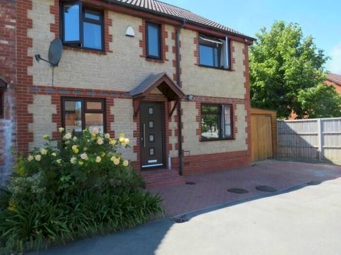 4 Bedroom Semi-Detached House To Rent In Oxeye Court, East Oxford, OX4