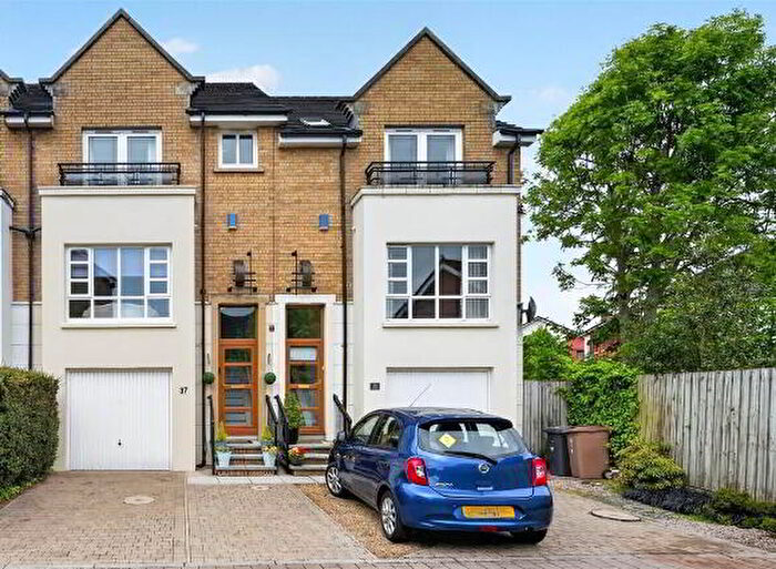 4 Bedroom Mid TownHouse For Sale In Oakleigh Park, Belfast, BT6