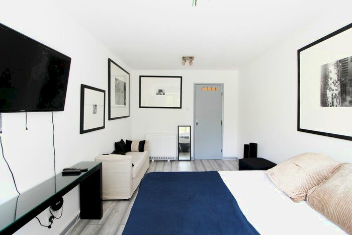 2 Bedroom Flat To Rent In Drey Court, Worcester Park, KT4