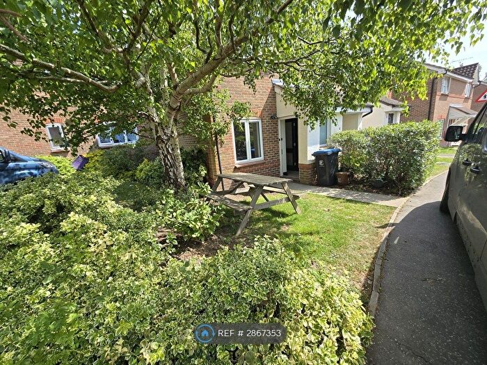 1 Bedroom Flat To Rent In School House Gardens, Loughton, IG10