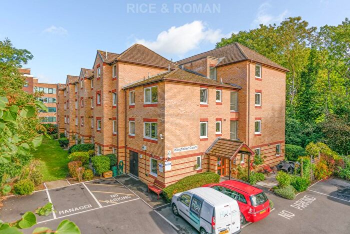 1 Bedroom Flat For Sale In Kingfisher Court, Surbiton, KT6