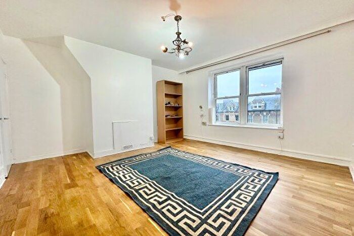 2 Bedroom Flat To Rent In Amhurst Road, London, E8