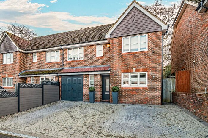 4 Bedroom Semi Detached House For Sale In Three Mile Cross, Berkshire, RG7